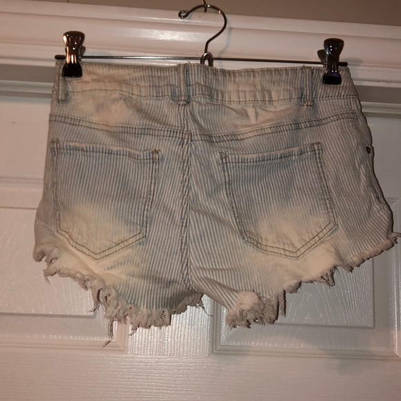 Striped shirt shorts with slit on side - Picture 3 of 4